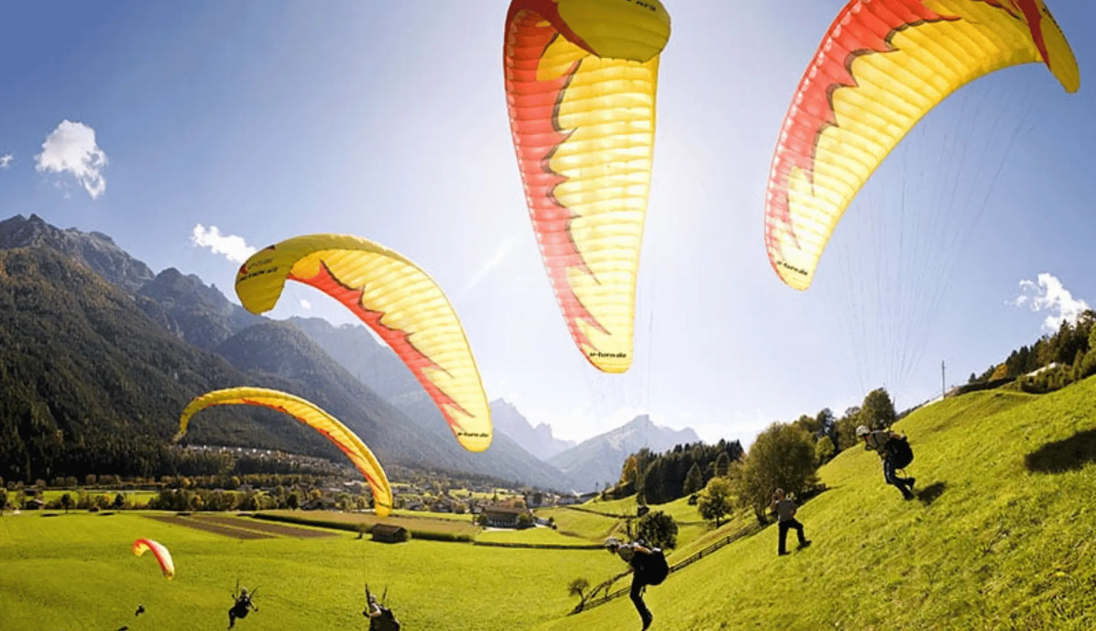 Gleitschirm Einsteiger bei der Ausbildung beim Starten am Startplatz in Zeitrammer Darstellung bis zum Landen