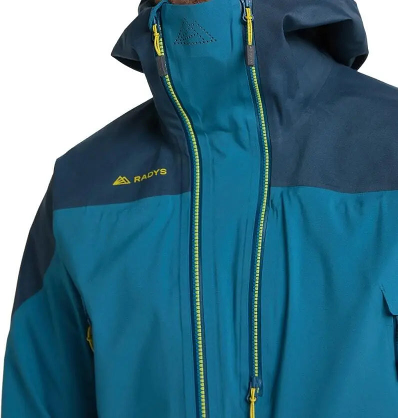 Radys R1 PRO Tech Hardshell Jacket Men mit verstellbarer Kapuze, Unterarmbelüftung und reflektierenden Elementen, ideal für anspruchsvolle Alpinisten bei Paragliding24.ch.