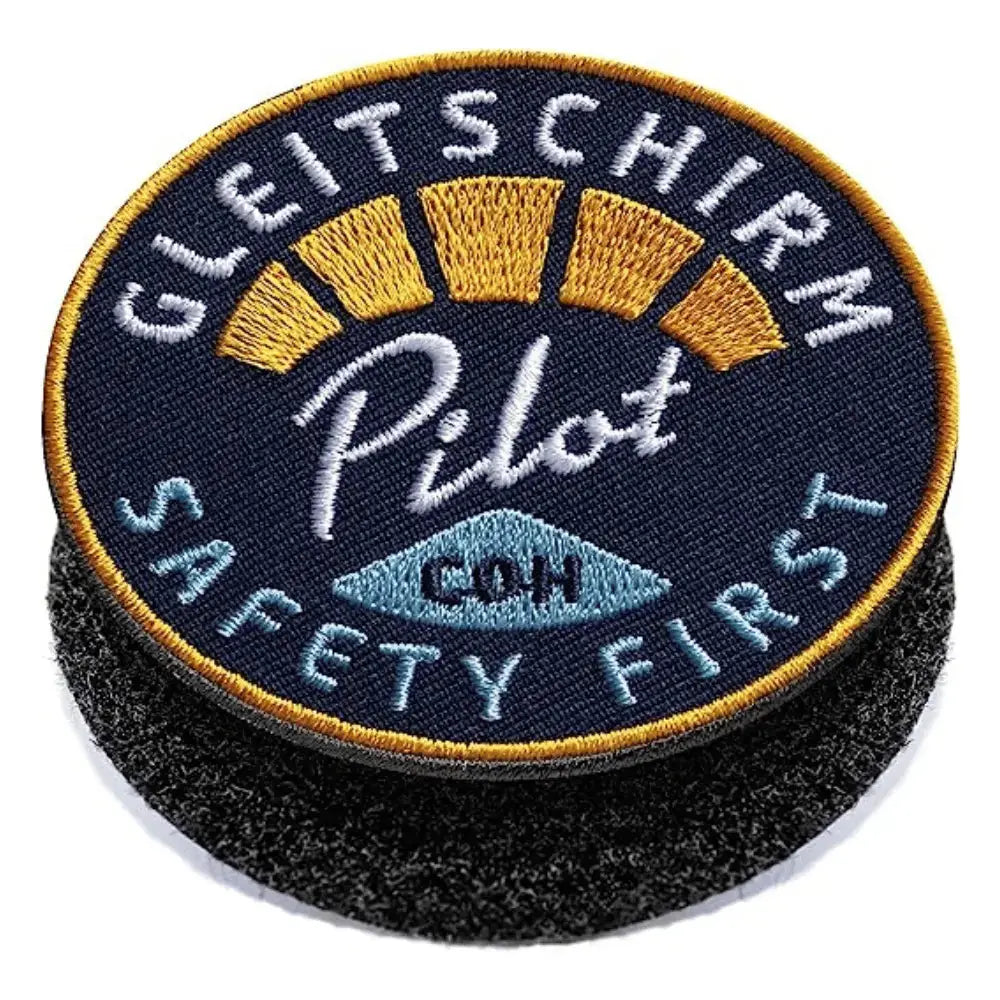 Nahaufnahme des Paragliding Pilot - Klett-Stickers, hochwertig gestickter Patch aus Polyester mit Laser-Schnitt, ideal für Rucksäcke oder Kleidung.