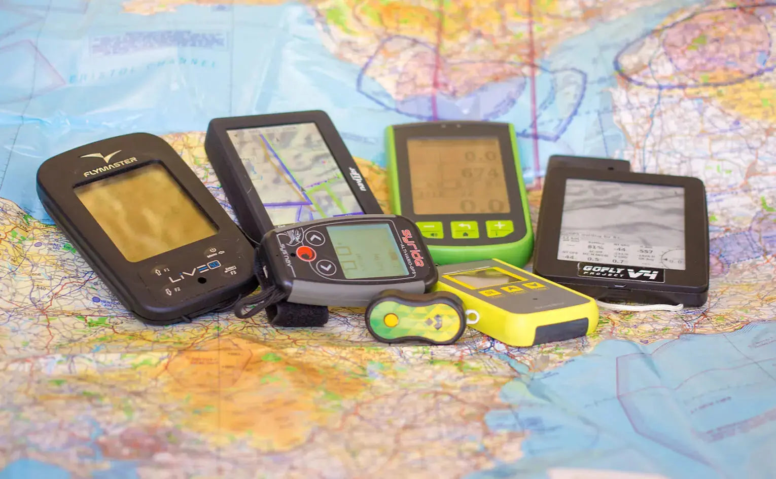 Das Bild zeigt verschiedene Variometer nebeneinander liegend im Vergleich auf einer Weltkarte