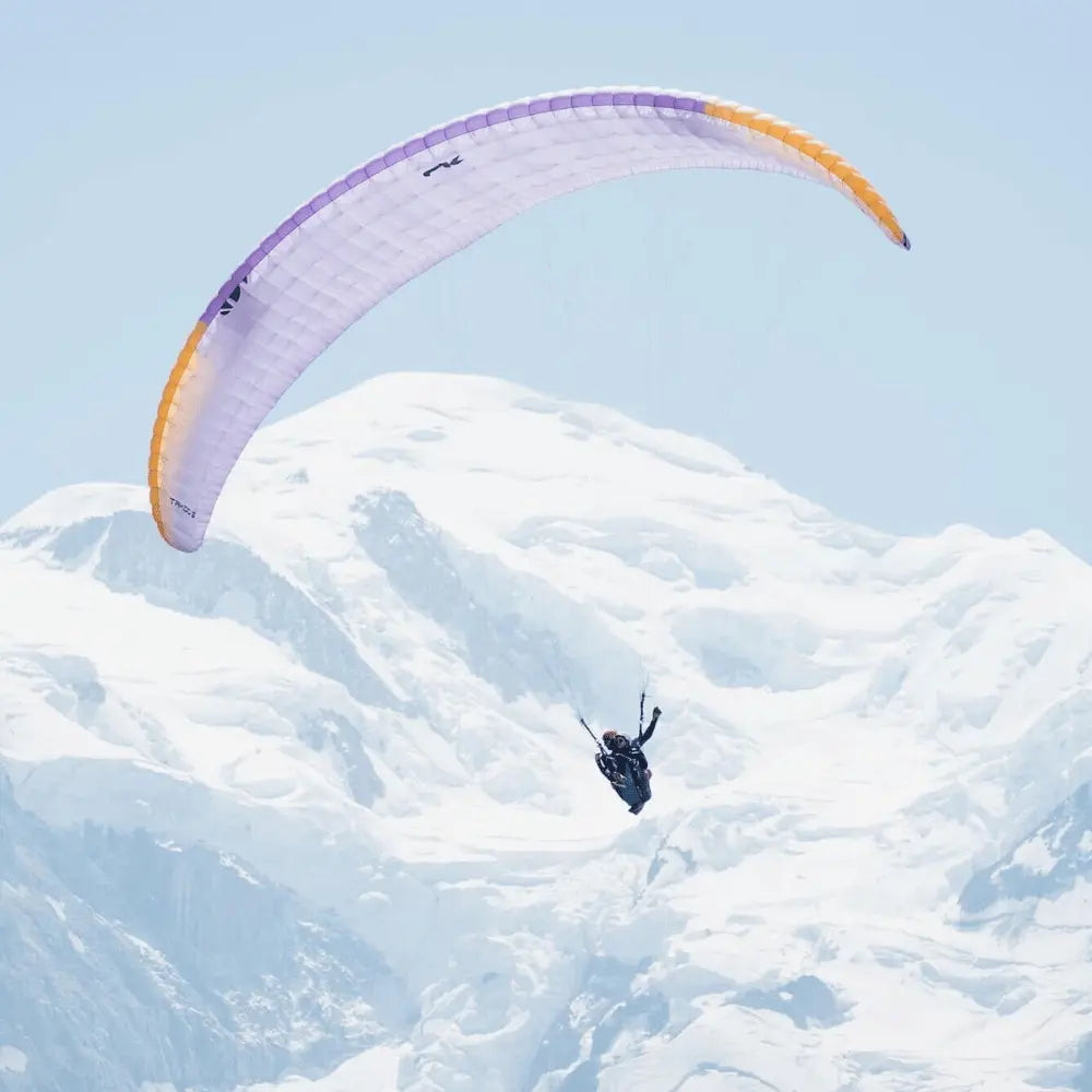 Kollektionsbild für shop geschenkgutscheine von paragliding24.ch - bild zeigt gleitschirmflieger am fliegen in den verschneiten bergen