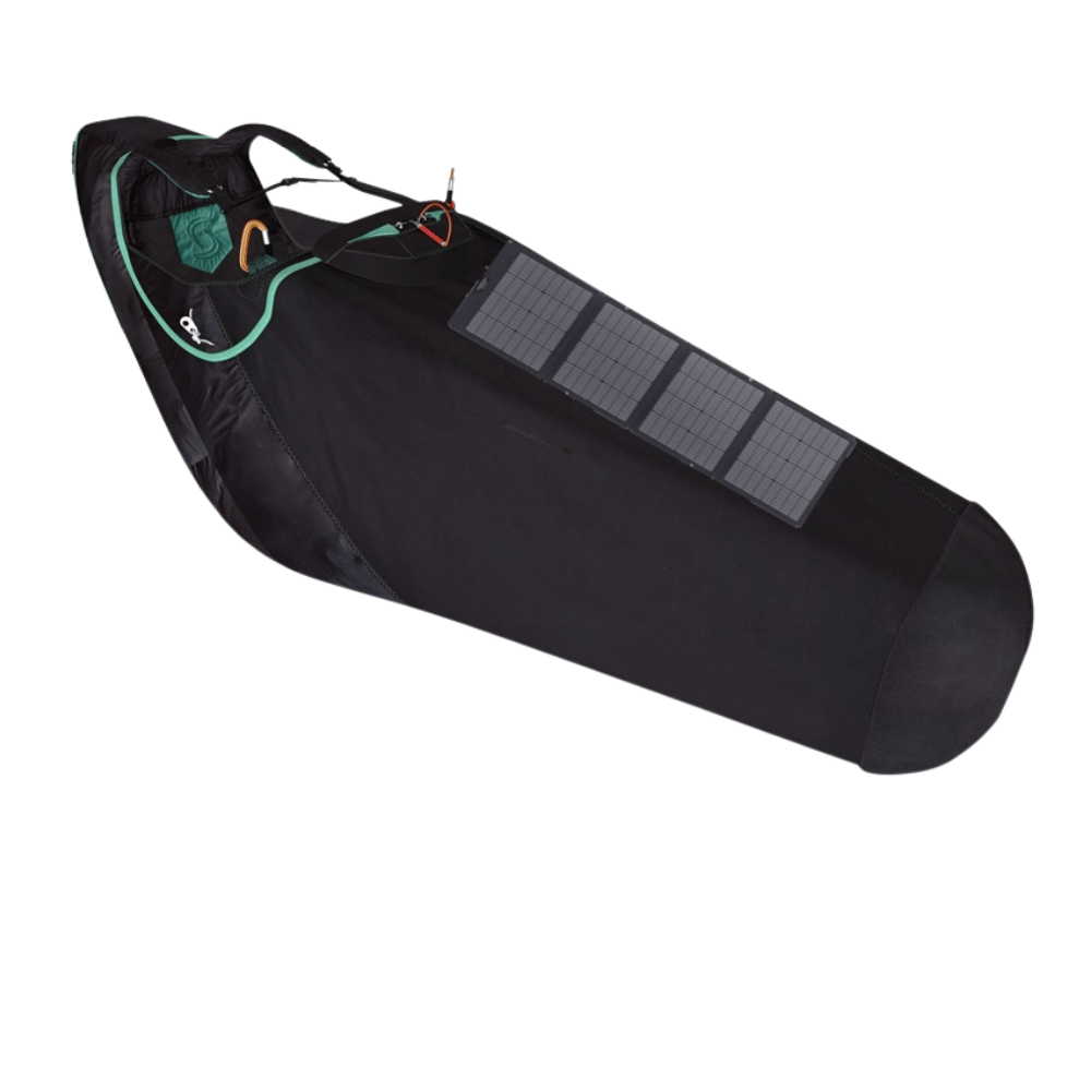kollektionsbild für Solarpanels für outdoor und Gleitschirm. Bild zeigt ein Liegegurtzeug mit Solarpanel auf dem Beinsack