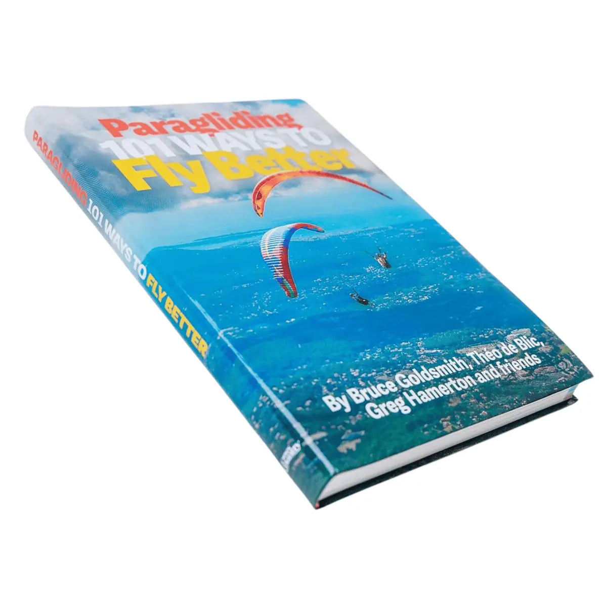 Buchcover "Paragliding 101 Ways to Fly Better" von Bruce Goldsmith und Théo de Blic mit Paraglidern, die über einer Landschaft fliegen.