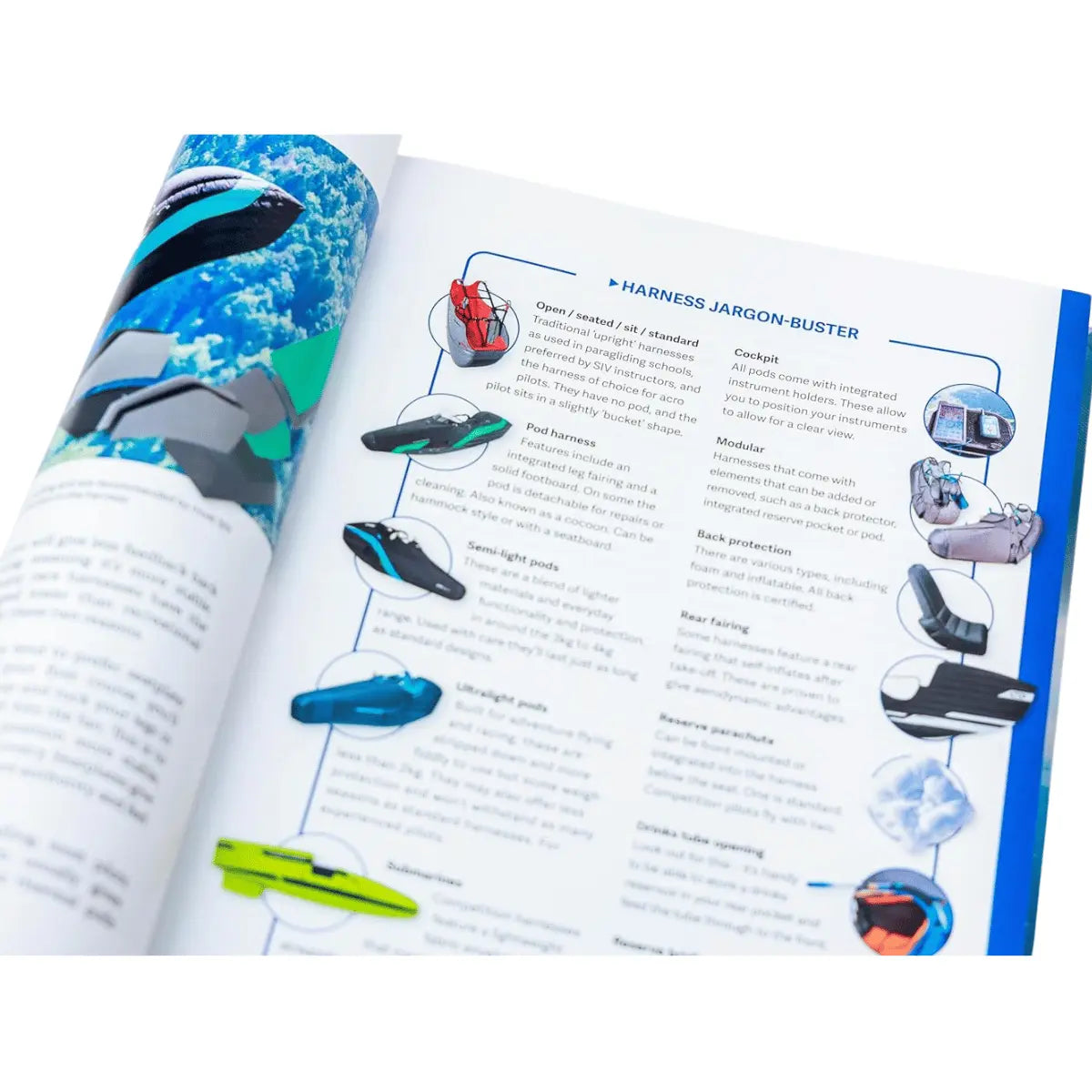 Detailansicht eines Buches mit dem Titel "101 Ways to Fly Better" von Bruce Goldsmith und Théo de Blic. Es zeigt eine Seite mit einem Glossar von Gleitschirm-Gurtzeugbegriffen wie "Cockpit" und "Pod Harness", illustriert mit technischen Zeichnungen.