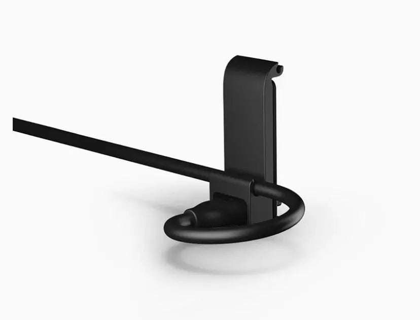 USB-Pass-Through-Seitenklappe für GoPro, ermöglicht Anschluss an externe Stromquelle für lange Flüge. Kamera und Kabel sichtbar. Ideal für Gleitschirmflüge.