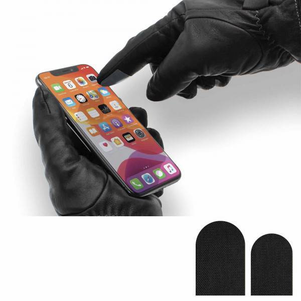 Person hält Smartphone mit Handschuh, der mit einem Handschuh Touch Sticker ausgestattet ist, um Touchscreen-Nutzung ohne Handschuh-Ausziehen zu ermöglichen. Ideal für Paragliding-Aktivitäten.