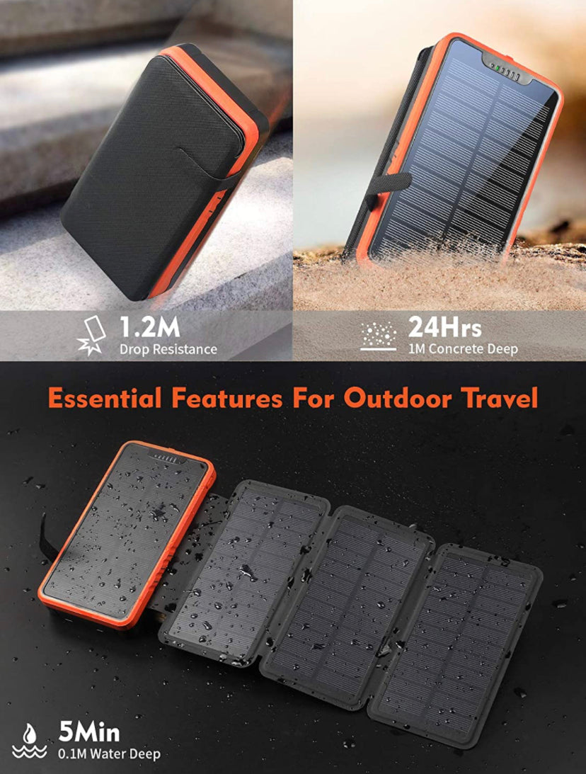 Solar Powerbank 26'800mAh mit ausklappbaren Solarmodulen, ideal für Gleitschirmfliegen. Zeigt eine Rückseite mit Licht und hocheffizienten Solarmodulen für unterwegs.