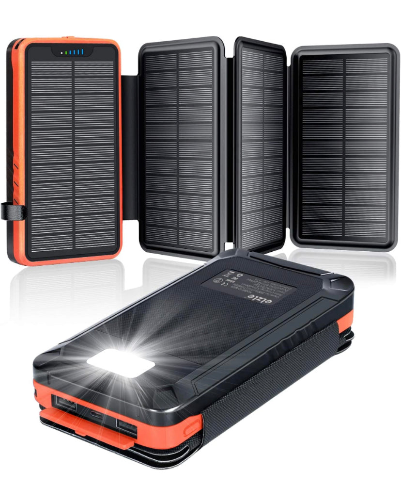 Solar Powerbank 26'800mAh mit ausklappbaren Solarmodulen, ideal für Gleitschirmfliegen. Zeigt eine Rückseite mit Licht und hocheffizienten Solarmodulen für unterwegs.