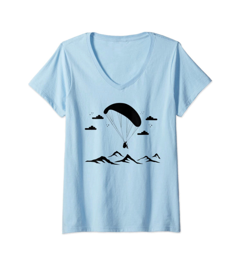 Paragliding T-Shirt Mountain V-Neck Damen mit schwarzem Fallschirm-Design, ideal für Gleitschirmfliegerinnen. Perfekt geschnitten für Frauen, aus 100% Baumwolle.