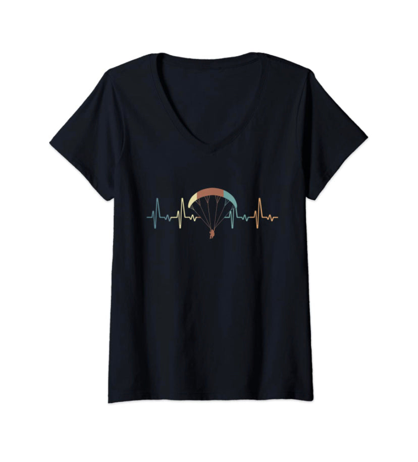 Paragliding T-Shirt Herzlinie V-Neck Damen mit Fallschirmspringer-Grafik, ideal für Gleitschirmfliegerinnen. Perfekt geschnitten für Sportbegeisterte.