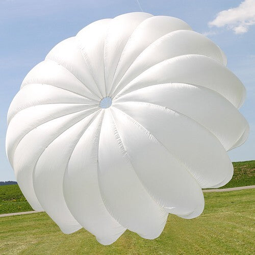 Charly Second Chance Rettungsschirm im Flug, weltweit meistverkauftes Gleitschirm-Rettungsgerät, kompakt und leicht, mit DHV-Gütesiegel, geeignet für Paragliding-Abenteuer.