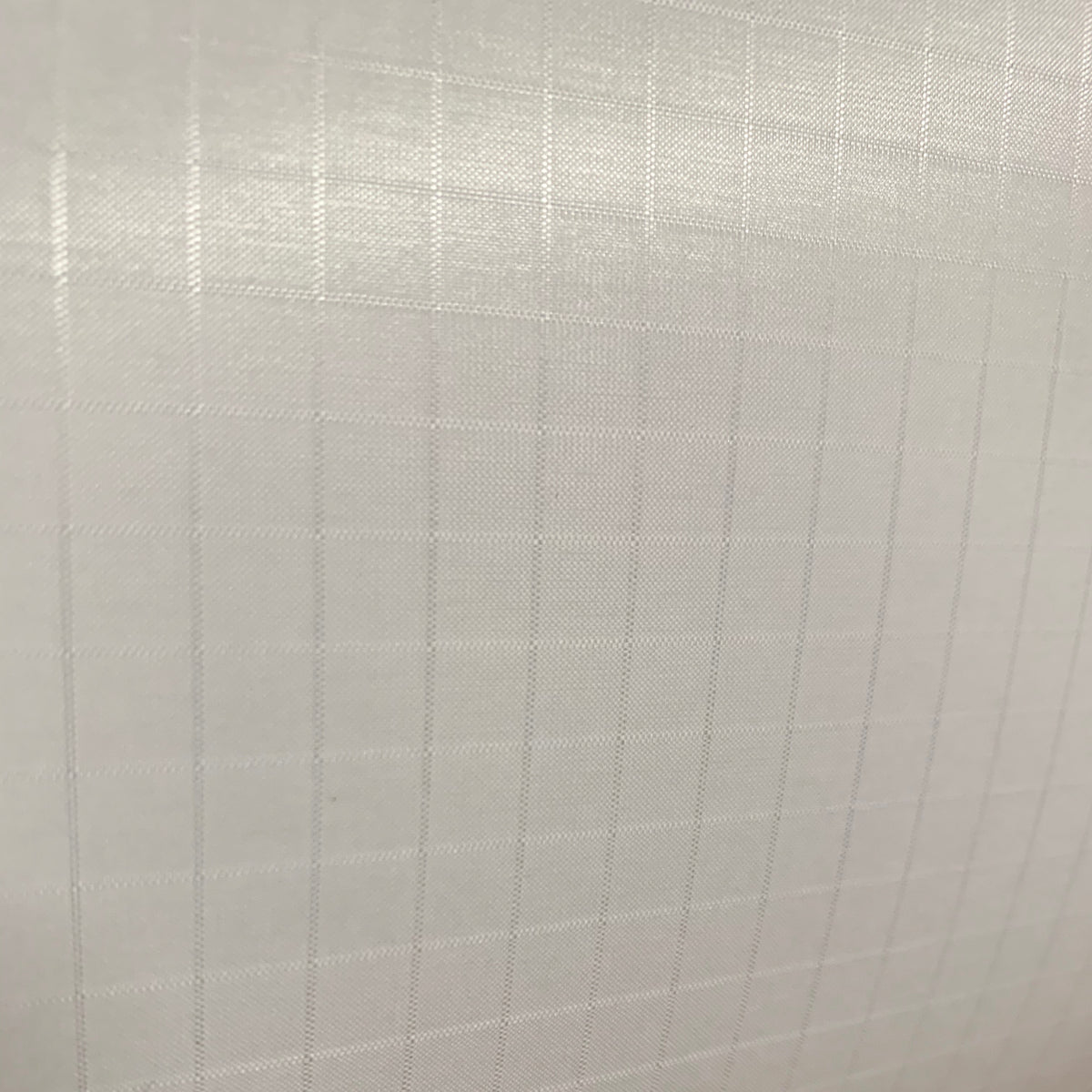 Nahaufnahme des Ripstop Gleitschirm selbstklebend nur weiss (12x96cm), ideal zur Reparatur kleiner Risse in Gleitschirmen. Hochwertig und einfach zu verarbeiten.