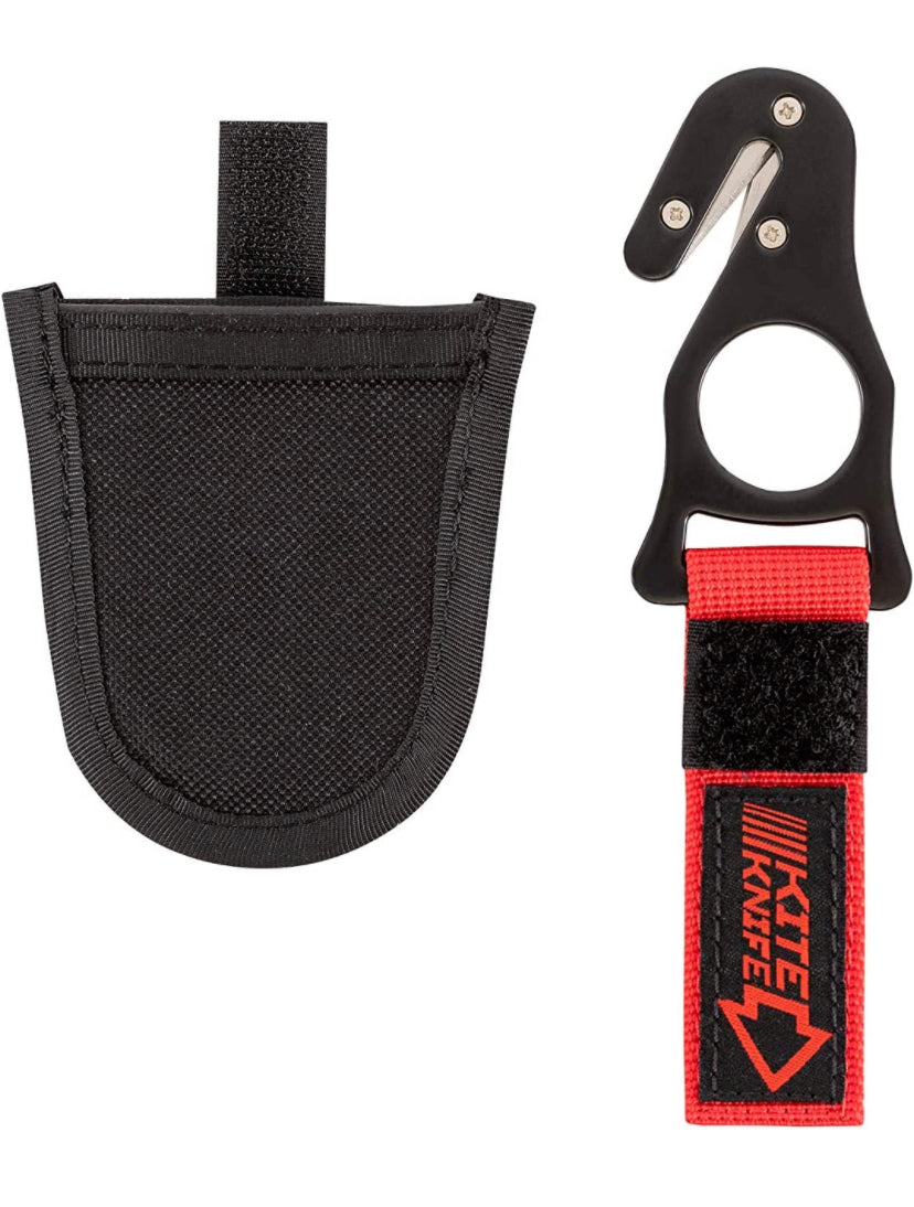 Sicherheits- und Rettungsmesser KiteKnife mit schwarzem Griff, rotem Band, Fingerloch und praktischer Tasche für Paragliding-Notfälle.