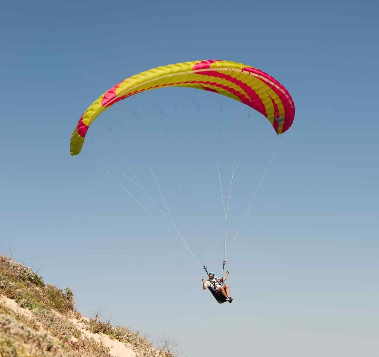 Icaro Pica 2 Gleitschirm beim Paragliding, ideal für sicheres und einfaches Fliegen, perfekt für Schulungen und freies Fliegen.