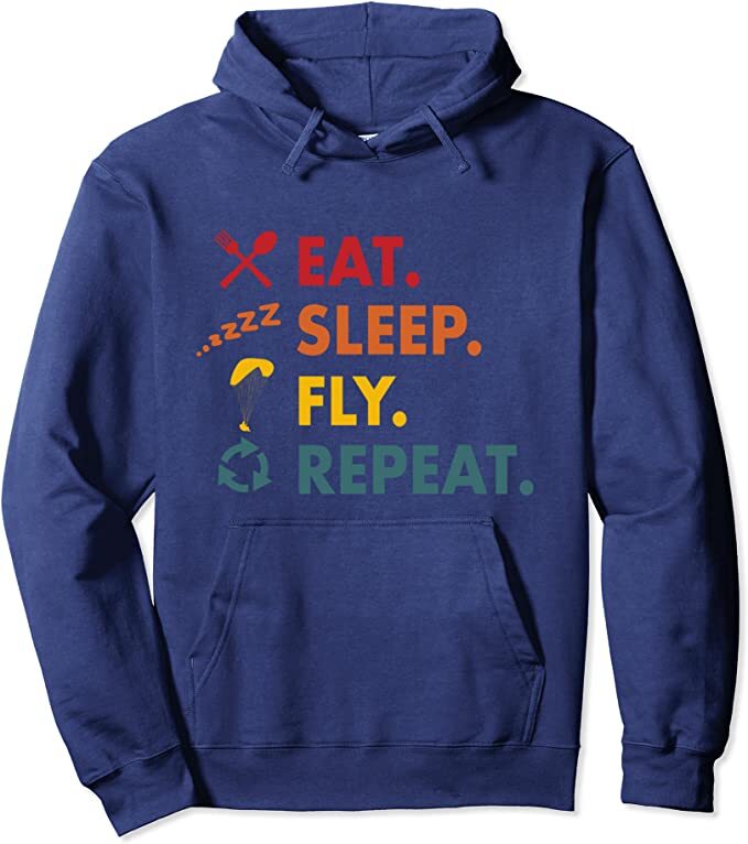 Schwarzer Paragliding Hoodie mit buntem Text, klassisch geschnitten, doppelt genähter Saum, ideal für Gleitschirmflieger, Piloten und Sportbegeisterte.