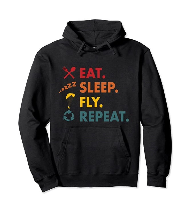 Schwarzer Paragliding Hoodie mit buntem Text, klassisch geschnitten, doppelt genähter Saum, ideal für Gleitschirmflieger, Piloten und Sportbegeisterte.