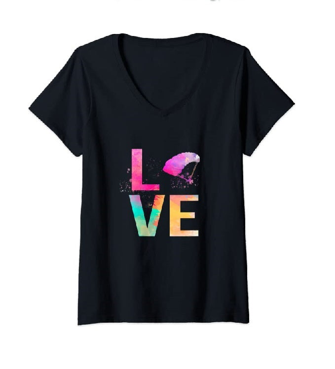 Paragliding T-Shirt Love V-Neck Damen, schwarzes Shirt mit buntem Textdesign, ideal für Gleitschirmfliegerinnen. Hochwertig und perfekt für Flugbegeisterte.