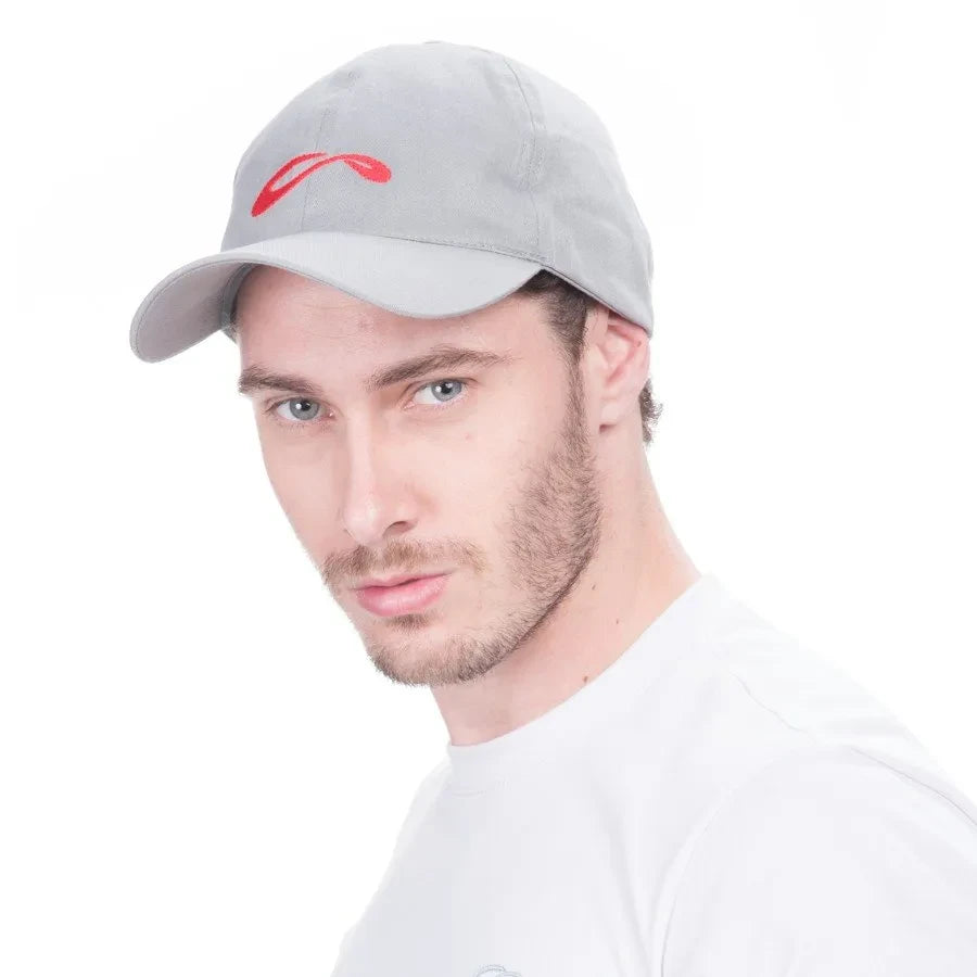 Mann mit SOL Baseball Cap, hochwertig verarbeitet, mit aufgenähtem Logo. Ideal für Paragliding, erhältlich bei Paragliding24.ch.