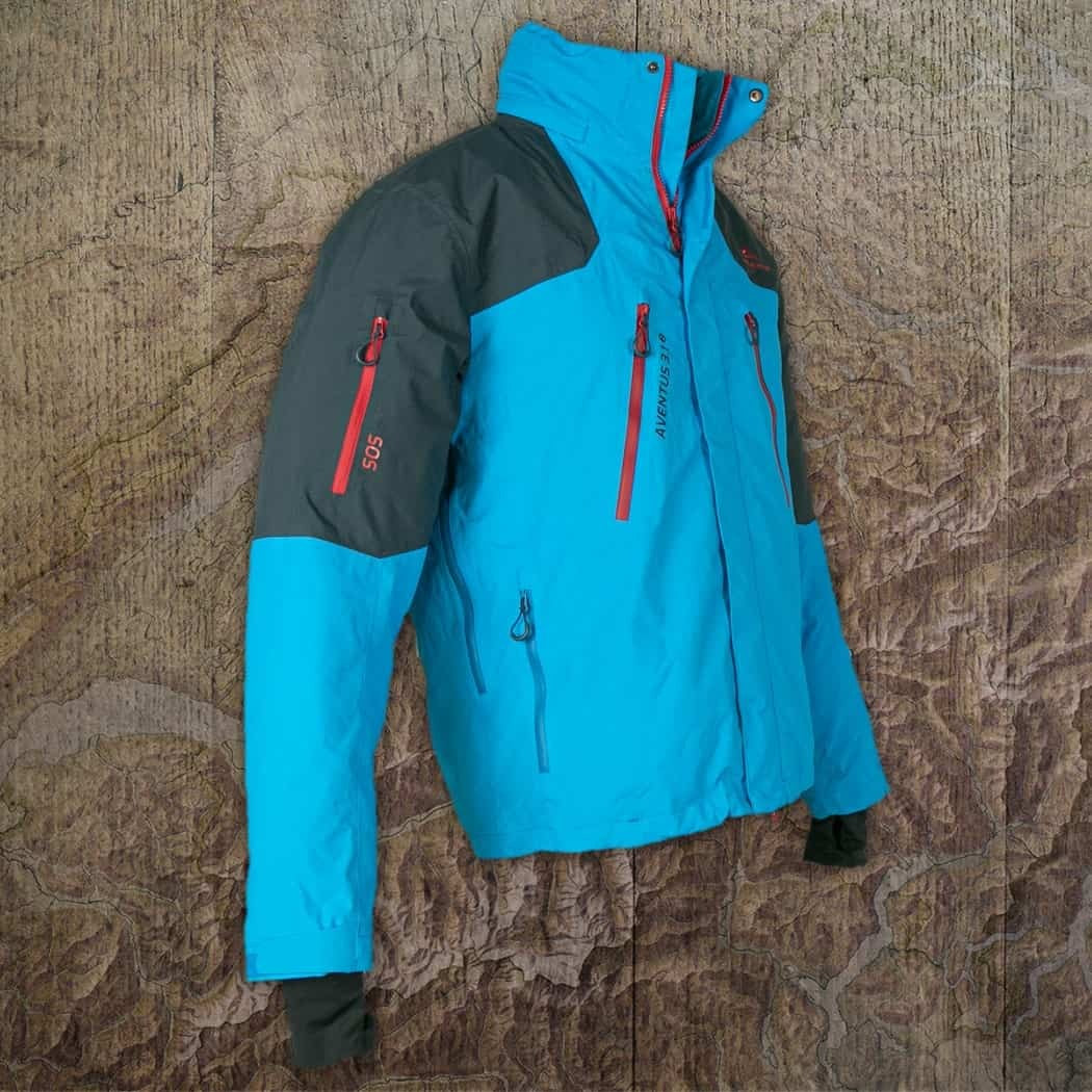 Aventus 3.1 Gleitschirmjacke mit abnehmbarer Kapuze und winddichtem Ripstopgewebe, ideal für Flüge in allen Jahreszeiten.