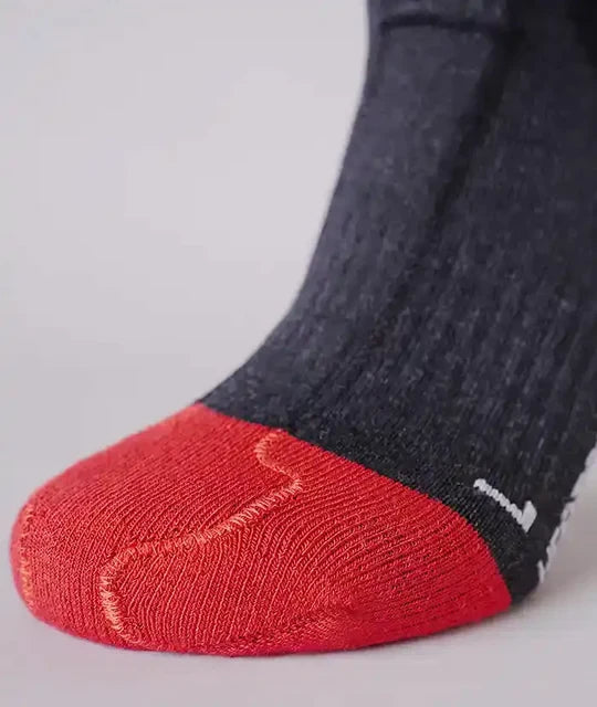 Nahaufnahme des Lenz HEAT SOCK 5.1 Toe Cap Regular Fit, zeigt die patentierte Toe Cap®-Technologie mit integriertem Heizelement und Protektoren für maximalen Komfort und Schutz.