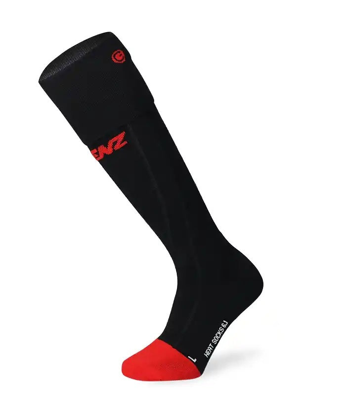 Lenz HEAT SOCK 6.1 Toe Cap Merino Compression, schwarze Socke mit roter Sohle und Schrift, bietet beheizte Rundum-Wärme für anspruchsvolle Outdoor-Aktivitäten.