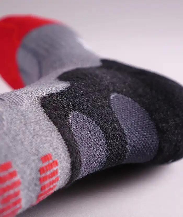 Nahaufnahme des Lenz HEAT SOCK 5.1 Toe Cap Slim Fit, ein kniehoher Heizsocken mit integrierten Protektoren und patentierter Toe Cap®-Technologie für optimale Zehenwärme.