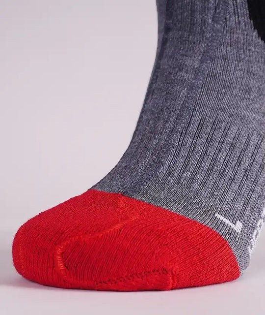 Nahaufnahme des Lenz HEAT SOCK 5.1 Toe Cap Slim Fit, zeigt detailreich die integrierten Protektoren und das schlanke Design für schmale Füße.