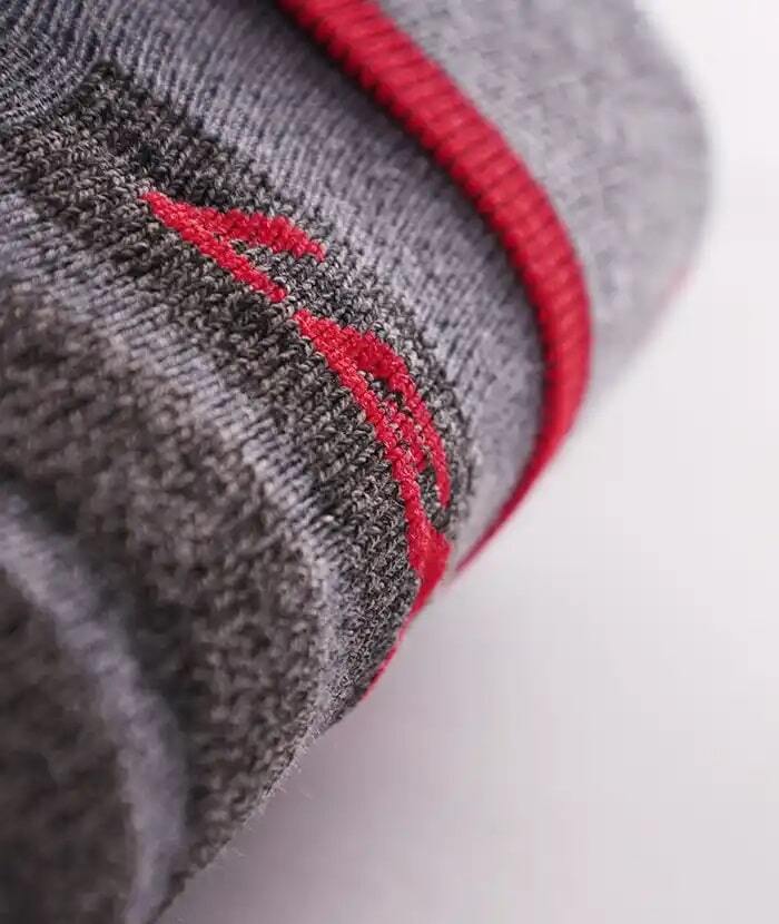 Nahaufnahme des Lenz HEAT SOCK 5.1 Toe Cap Slim Fit, zeigt ein detailreiches Strickmuster und die integrierte, nicht sichtbare Heiztechnologie für optimalen Tragekomfort.