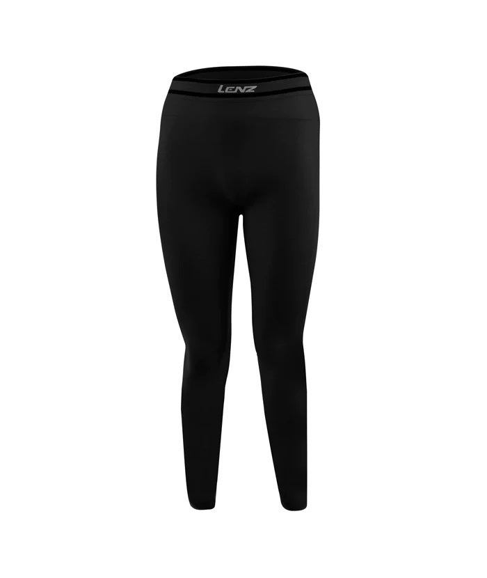 Lenz Pants Merino 6.0 Thermo Unterhose, getragen von Person, ideal für kalte Tage mit Belüftungszonen und Komfortbund. Perfekte Funktionsunterwäsche aus Merinowolle.