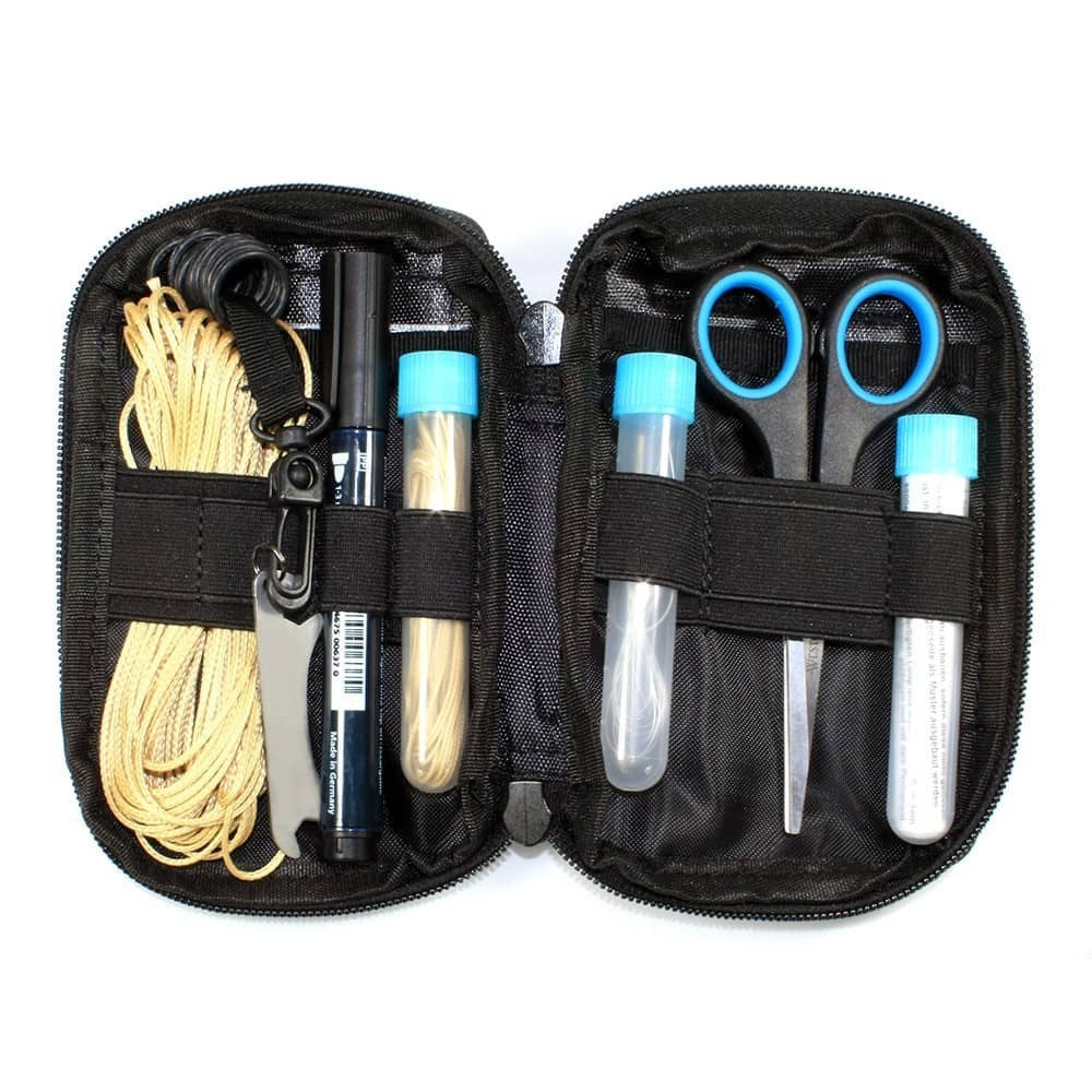 Safe my Flight - Gleitschirm Repair Kit in einer schwarzen Tasche mit blauen Griffscheren und Werkzeugen zur Reparatur von Gleitschirmleinen unterwegs.