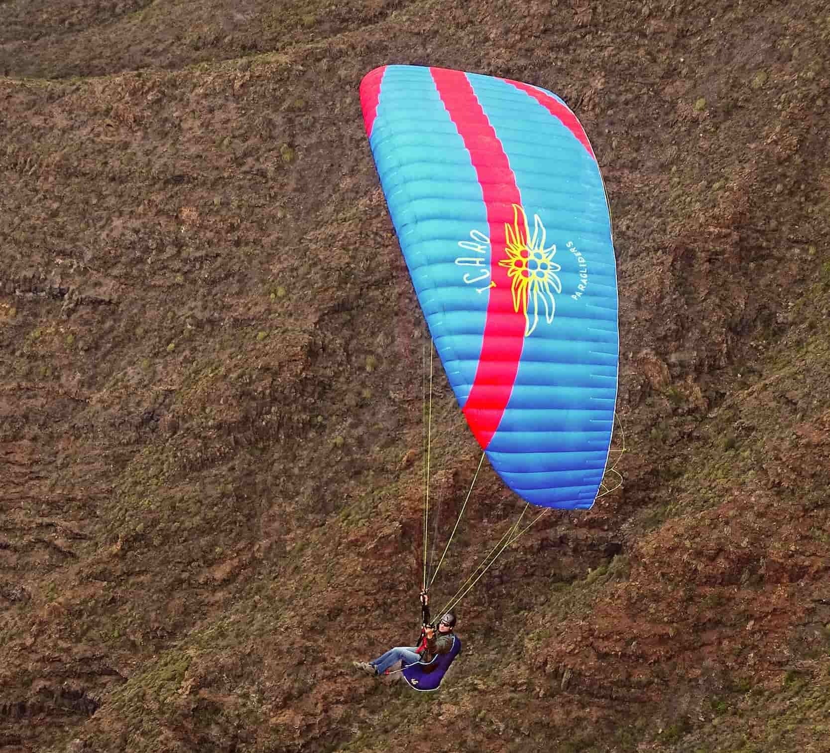 Icaro Gravis 2 Gleitschirm über Berglandschaft, ideal für vielseitige Piloten, bietet herausragende Leistung und Sicherheit.