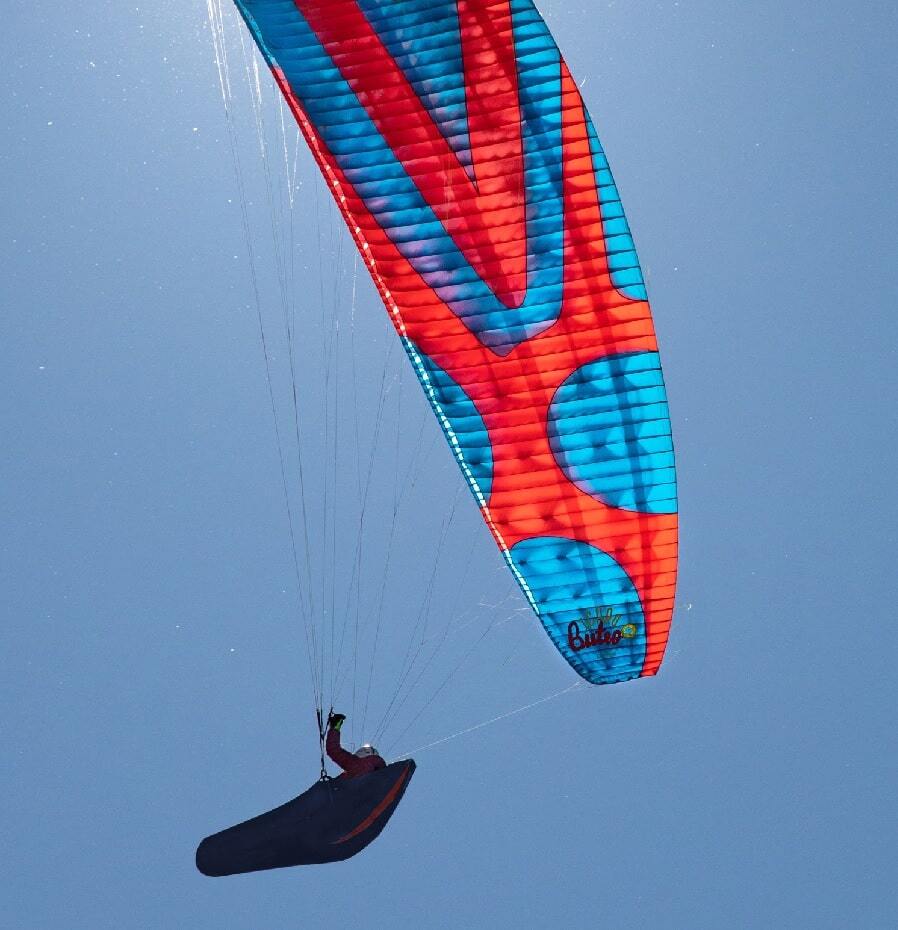 Icaro Buteo XC (High EN-B) Gleitschirm in Aktion, ideal für Streckenflüge, bietet hohe Leistung und Sicherheit, entwickelt für ambitionierte Paraglider.