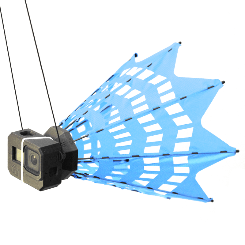 Skybean Chase XC - die faltbare, kompakte Chase Cam mit Kamera- und Flügelmechanismus, ideal für Gleitschirmflieger. Bereit zum Fliegen, mit Bungee-Seil für Sicherheit.