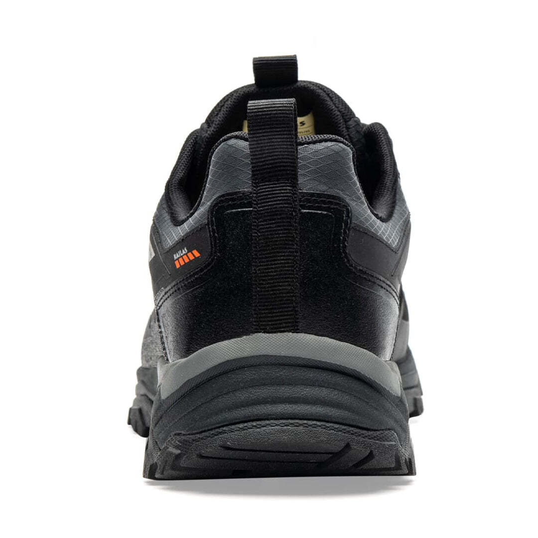 Kailas Expedition FLT 2.0 Low Trekkingschuh, Nahaufnahme des schwarzen Schuhs mit Vibram-Sohle für Trekking.