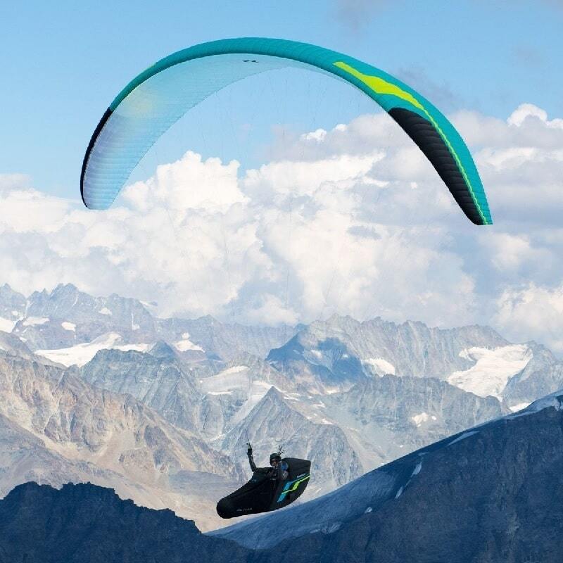 Niviuk Peak 6 (EN-D) beim Paragliding über Berglandschaft, ideal für erfahrene Piloten mit hoher Leistung und einfachem Handling, erhältlich bei Paragliding24.ch.