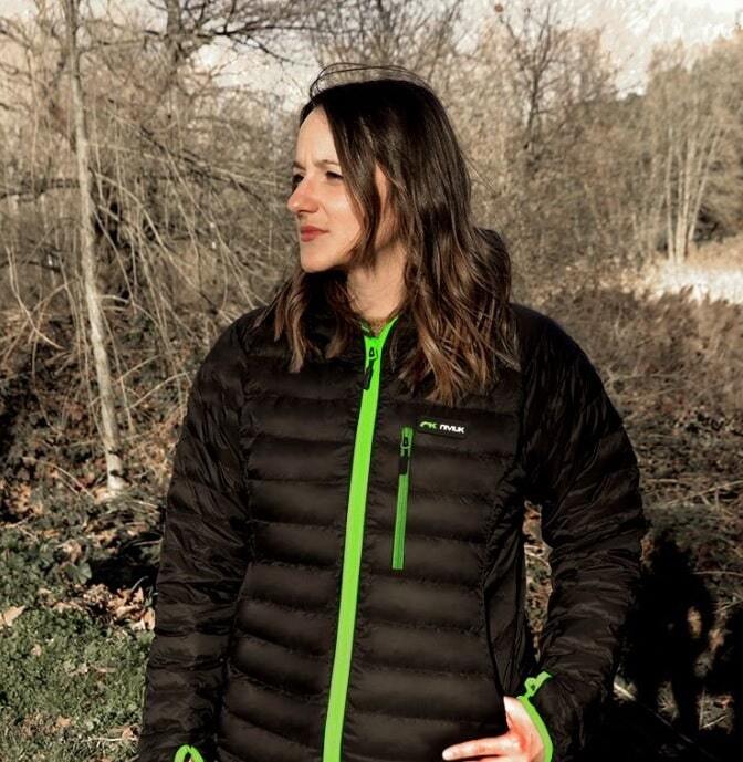 Niviuk Gleitschirm Down Jacket Pro - Damen: Leichte Damen-Daunenjacke mit Kapuze, langen Ärmeln und Daumenlöchern, ideal für maximalen Flugkomfort beim Gleitschirmfliegen.