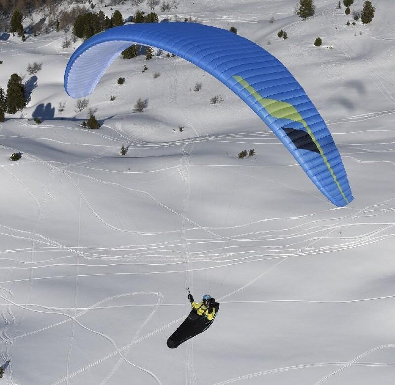 Niviuk Klimber 3P (EN-D) beim Paragliding im Schnee, ideal für erfahrene Piloten, bietet Stabilität und Effizienz in herausfordernden Bedingungen.