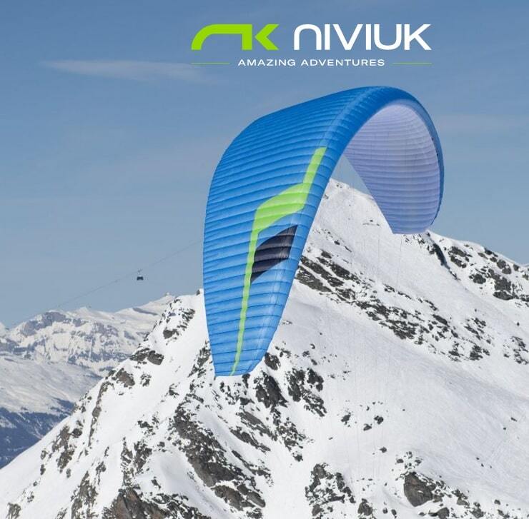 Niviuk Klimber 3P (EN-D) Paraglider über schneebedecktem Berg, ideal für erfahrene Piloten bei Hike-&amp;-Fly-Abenteuern, bekannt für Stabilität und hohe Leistung.