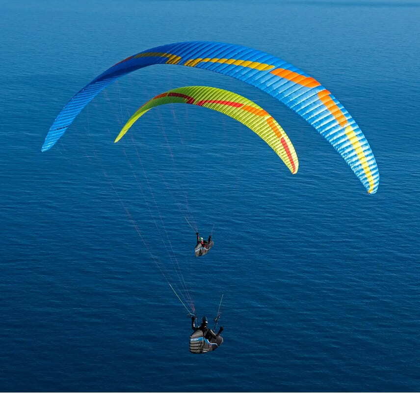 Ozone Zeno 2 (EN-D) Gleitschirm beim Paragliden in der Luft, ideal für erfahrene XC-Piloten, bekannt für hohe Geschwindigkeit und Präzision.