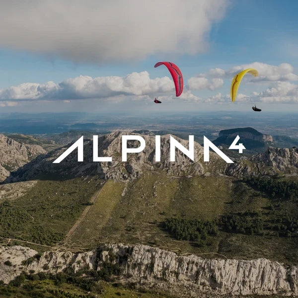 Ozone Alpina 4 (EN-C) Gleitschirm beim Paragliding über Berglandschaft, ideal für erfahrene Piloten, bekannt für leichtes Handling und hohe Leistung.