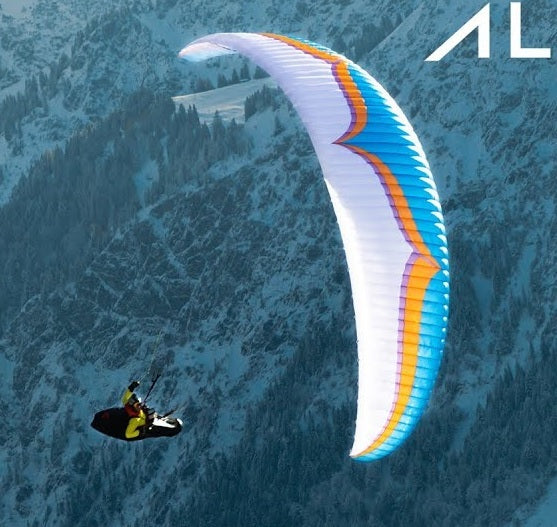 Person gleitet mit Ozone Alpina 4 (EN-C) Paraglider über Berglandschaft, repräsentiert leichtgewichtige Sportleistung und hohe Sicherheit. Perfekt für erfahrene Gleitschirmpiloten.