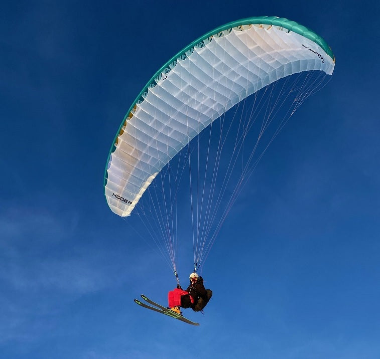 Niviuk Kode P Gleitschirm beim Flug, zeigt leichte Handhabung und Abenteuerlust für erfahrene Piloten in luftiger Höhe.