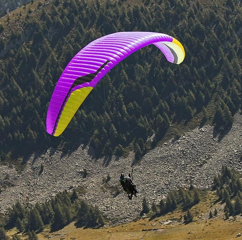 Niviuk Takoo 5 Tandemschirm beim Paragliden, optimiert für kommerzielle Flüge und professionelle Doppelsitzerpiloten, bietet Stabilität und direktes Handling.