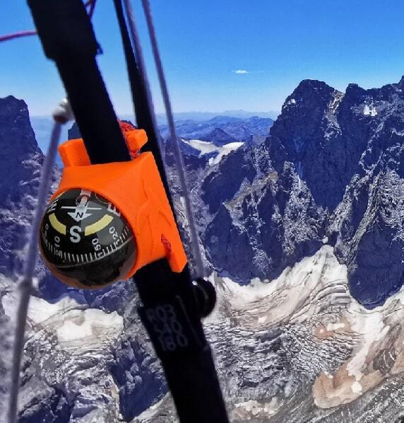 Kugelkompass für Gurtmontage, kompakt auf Tragegurt montiert, mit Sicherungsschnur, ideal für Paragleiter zur Orientierung bei schlechter Sicht, einfach einstellbar.