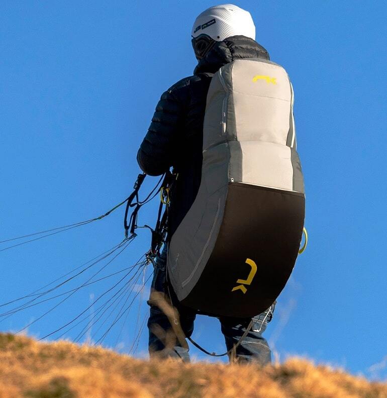 Niviuk Makan Sitzgurtzeug beim Paragliding, ergonomisches Design mit Schaumstoffprotektor für Sicherheit, einfach verstellbar, ideal für Anfänger.