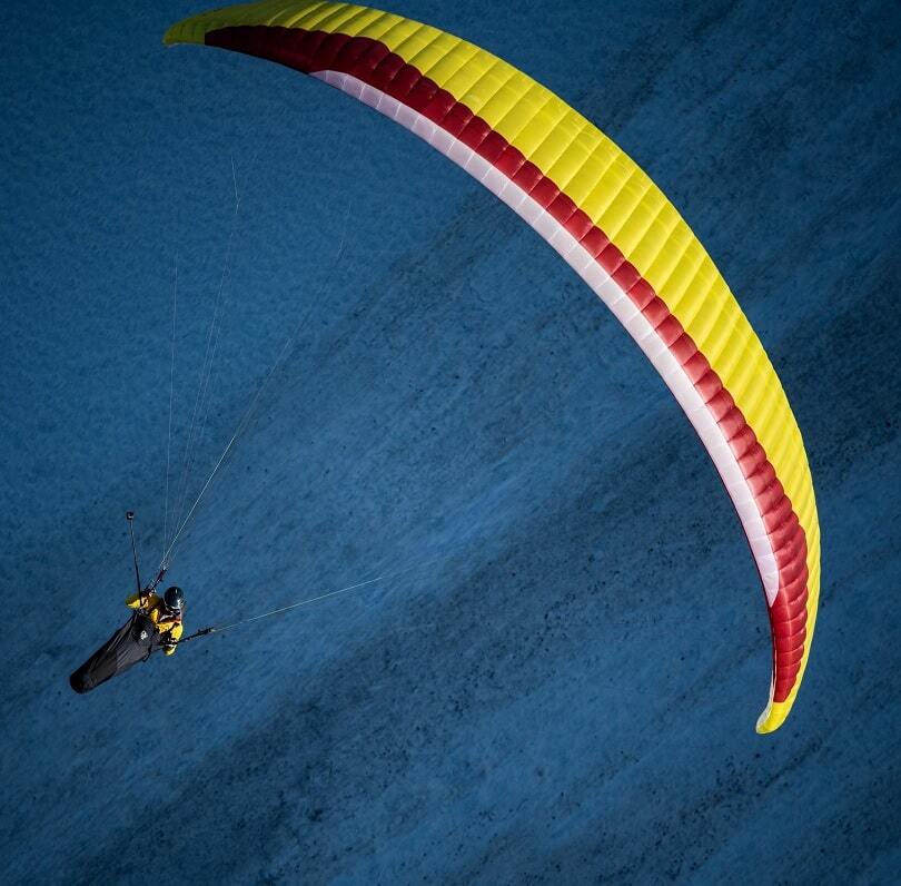 GIN Explorer 2 Gleitschirm bei Schneeflug. Hochwertiger High EN-B Leichtschirm, ideal für abenteuerliches Paragliding. Perfekte Gleitleistung und Stabilität für unbeschwerten Flugspaß.