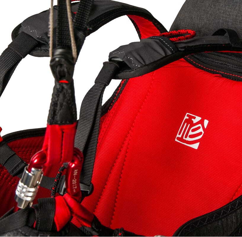 GIN Genie Lite 3 Rucksack, Nahaufnahme eines kompakten XC-Gurtzeuges, ideal für Paragliding-Enthusiasten, mit hoher Stabilität und Komfort.