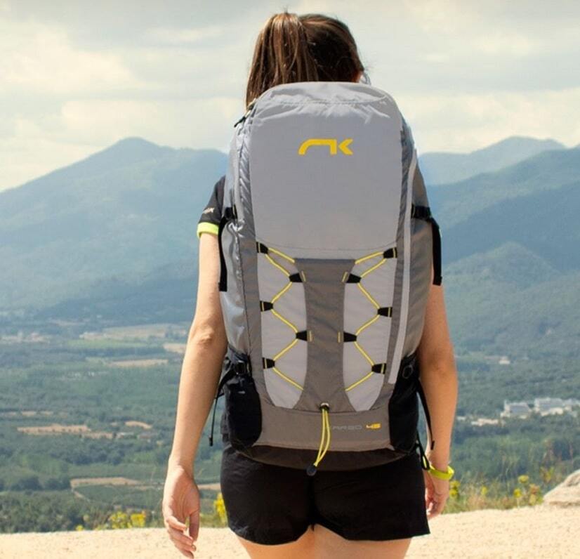 Frau mit Niviuk Kargo 45 Rucksack beim Wandern, ergonomisch für maximalen Komfort, ideal für Gleitschirmausflüge und kurze Wanderungen.