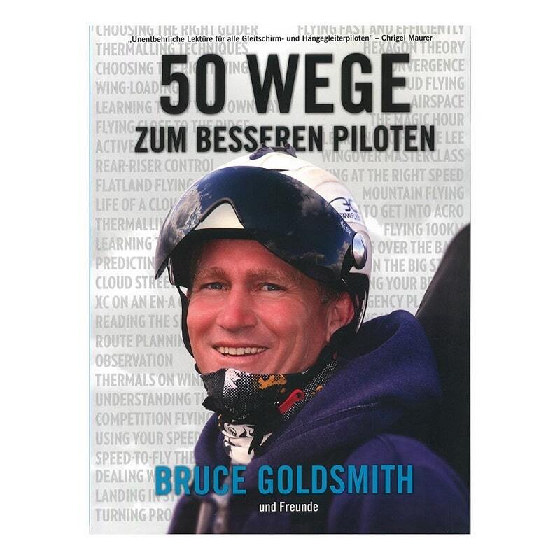 Mann mit Helm hält das Lehrbuch 50 Wege zum besseren Piloten von Bruce Goldsmith, ideal für Gleitschirmpiloten zur Verbesserung ihrer Fähigkeiten.