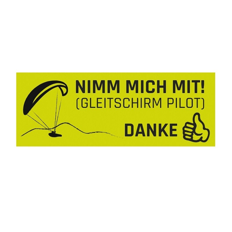 Mann hält Autostop Banner Nimm Mich Mit, ideal für Gleitschirmflieger zum Trampen, leicht und robust, gut sichtbar, einseitig bedruckt.